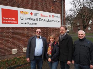 Der Lenkungsausschuss Flüchtlingshilfe (v.l.): Dirk Winter (ASB), Gudrun Sturm (DRK), Udo Schröder-Hörster (JUH), Uwe Hüging (Malteser) in der York-Kaserne. (Foto: Thiemann)