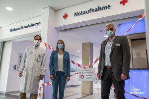 Sie haben für die Evakuierung im St. Franziskus-Hospital die Fäden in der Hand (v.l.): Prof. Dr. Christoph Bremer (Ärztlicher Direktor), Annika Wolter (Geschäftsführerin) und Leonhard Decker (Pflegedirektor). (Foto: Thomas Hölscher)