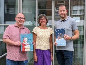 Mit dem Wilsberg-Adventskalender (v.l.): Jan Viehoff (RS-Möbel), Gudrun Bruns (Krebsberatung) und Bastian Uphoff. (Foto: Krebsberatung)