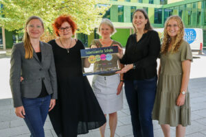 v.l.: Nadine Reuter (Landesreferentin Jugendrotkreuz), Annette Bockhorst (Provinzial), Petra Autering und Dr. Christina Diehl (Freiherr-vom-Stein-Gymnasium) sowie Lena Mühlenstrodt (Fair Mobil). (Foto:Julia Ikstadt)