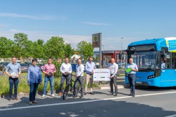 Rüsten den Parkplatz Nieberdingstraße zum Smart-City-Reallabor auf: Robin Denstorff, Stadtbaurat und Frank Gäfgen, Geschäftsführer Stadtwerke Münster (dritter und zweiter von rechts) mit dem gemeinsamen Projektteam von Stadt und Stadtwerken: Fabian Röttgering, Dr. Thomas Terstiege, Stefan Kohake, Peter Knoll, Dr. André Wolf und Andreas Pott (v. l.). (Foto: Stadt Münster)