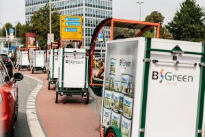 Die Niederlassungsleiterinnen und -leiter testeten die durch Muskelkraft und unterstützend elektrisch angetriebenen Räder im Straßenverkehr. Gemeinsam belieferten sie probeweise eine Baustelle und lernten die Vorzüge des Mobils kennen. (Foto: Brillux)