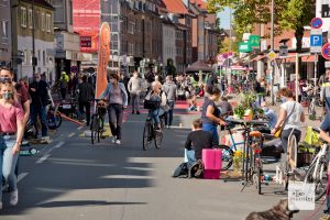 Viele Bürger nutzten das schöne Wetter, um gefahrlos über die Wolbecker Straße zu bummeln. (Foto: Bührke)