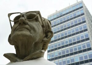 Am 2. Mai wird am Servatiiplatz der 102. Geburtstag von Paul Wulf und die Rückkehr der beliebten Skulptur gefeiert. (Foto: Stadt Münster)