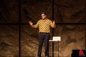 Comedian Paul Panzer erklärt die Evolution in der ausverkauften Halle Münsterland. (Foto: sg)