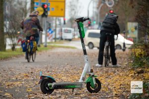 Quer zum Gehweg oder zum Radweg abgestellt, können E-Scooter zum gefährlichen Ärgernis werden (Foto: Bührke)