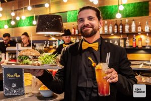 Der erste Burger am Eröffnungsabend in den Händen von Betriebsleiter Marcel Lorenz. (Foto: Stephan Günther)