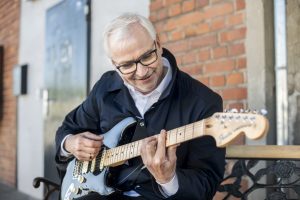 Peter Todeskino kann nicht nur Gitarre spielen. Er verspricht auch, "Münsters Stadtverwaltung im Vergleich zu heute besser, schneller und effizienter zu führen". (Foto: GRÜNE Münster)