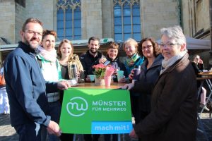 Die Mitglieder der Initiative "Münster für Mehrweg" auf dem Wochenmarkt. (Foto: ISI Münster)