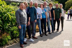 Mitarbeiterinnen und Mitarbeiter des Botanischen Gartens begrüßten am ersten Pflanzenpatentag zahlreiche Besucher (Foto: Michael Bührke)