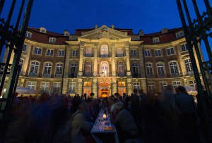 Die Piazza am Erbdrostenhof ladt zur langen Tafel ein. (Foto: MünsterView / Witte)