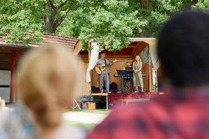 Picknick und Kultur passen zusammen, das zeigte sich bereits 2021 während der Münsterländer Picknicktage beim Wald- und Wiesenkonzert in Rheine. Nun sind Kulturakteure erneut aufgerufen, sich zu beteiligen. (Foto: Münsterland e.V. / Philipp Foelting)