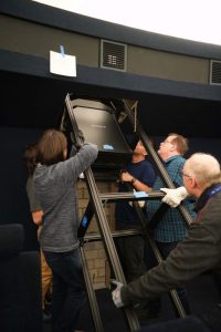 Im Planetarium wurde die komplette Projektorentechnik ausgetauscht, wodurch das Fulldome-Bilderlebnis wieder das schärfste im deutschsprachigen Raum ist. (Foto: LWL/Voss)