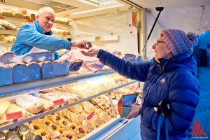 Bei Georg Uekötter und seinen Kollegen vom Markt in Hiltrup ist nur Barzahlung möglich. Foto: mb)