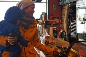 Birte Jaschkowitz lebt mit ihrem Freund und dem Sohn River im kanadischen Whistler, wo Bargeld praktisch keine Rolle mehr spielt. (Foto: Huw Jones)