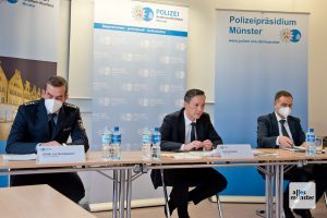 Während der Pressekonferenz (v.l.): Pressesprecher Jan Schabacker, Falk Schnabel und Frank Kaiser (Foto: Bührke)