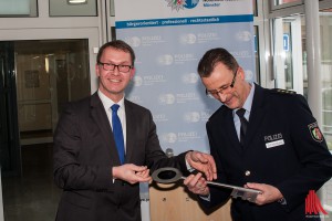 Markus Vieth vom Bau- und Liegenschaftsbetrieb (li.) übergibt den Schlüssel zur neuen Wache an den stellvertretenden Polizeipräsidenten Rainer Schieferbein. (Foto: th)