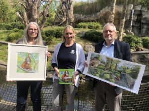 Autorin Gaby von Borstel, Zoodirektorin Dr. Simone Schehka und Illustrator Peter Eickmeyer präsentieren „Ponga“. (v.l.; Foto: Allwetterzoo Münster)