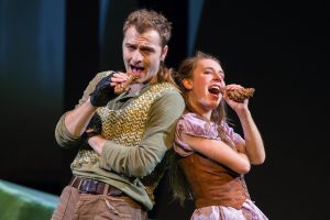 Linn Sanders als Ronja Räubertochter und Benedikt Thönes als Birk Borkasohn. (Foto: Oliver Berg)