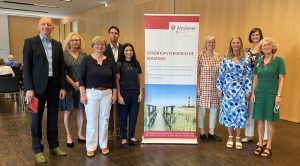 Blickten mit einem informativen Jubiläums- und Begegnungstag auf 30 Jahre Gerontopsychiatrische Beratung in Münster zurück: (v.l.) Stefan Werding (Moderation), Bürgermeisterin Maria Winkel, Annette Vaut (Angehörige), Dr. Tillmann Ruland (Oberarzt Alexianer), Dr. Alexandra Wuttke-Linnemann sowie das Beratungsteam mit Wilma Dirksen, Suzanne Reidick, Christiane Heymer und Dr. PH Birgit Leonhard. (Es fehlte erkrankungsbedingt Cornelia Domdey). (Foto: Alexianer)