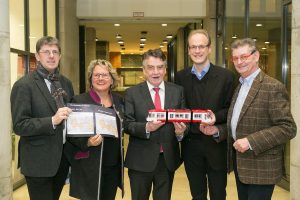 Sind vom Konzept einer Stadtbahn überzeugt (v.l.): Thomas Marquardt und Svenja Schulze (SPD-Landtagsabgeordnete), Michael Groschek (NRW-Verkehrsminister), Dr. Michael Jung (SPD-Fraktionsvorsitzender) und Norbert Römer (Fraktionsvorsitzender der SPD-Landtagsfraktion NRW). (Foto: Pat Röhring)