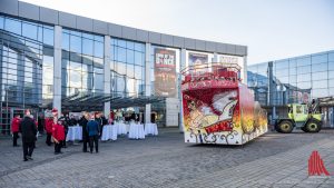 Gestern belud Prinz Christian I. seinen Prinzenwagen vor der Halle Münsterland. (Foto: wf/weber)