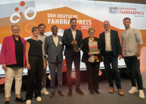 Freuten sich über den Deutschen Fahrradpreis 2023 für Münsters Kanalpromenade (v.l.n.r.): Christine Fuchs (Vorstandsvorsitzende AGFS), Katharina Thomalla und Phillip Oeinck (beide Fahrradbüro Stadt Münster), Jeff Marengwa (Leiter Amt für Mobilität und Tiefbau), Stadtbaurat Robin Denstorff, Barbara Stockem (WSA Westdeutsche Kanäle), Andreas Groot-Körmelink (Projektleiter, Amt für Mobilität und Tiefbau) und Marcus Goldfisch (Bauleiter, Amt für Mobilität und Tiefbau). (Foto: Stadt Münster)