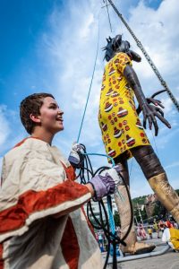 Die riesige Puppe "Punch Agathe" wird die Stadt an allen drei Tagen an mehreren Orten aufmischen. (Foto: Oliver Röcke)
