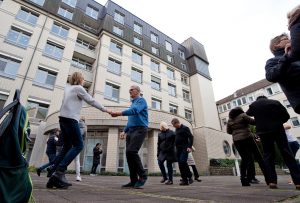 Rund 20 Tänzerinnen und Tänzer der Tanzschule Husemeyer boten den Mitarbeitern der Raphaelsklinik am Samstag ein tänzerisches Dankeschön. (Foto: Michael Bührke)