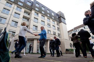 Rund 20 Tänzerinnen und Tänzer der Tanzschule Husemeyer boten den Mitarbeitern der Raphaelsklinik am Samstag ein tänzerisches Dankeschön. (Foto: Michael Bührke)