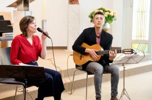 Die Sängerin Nikola Materne (l.) und der Gitarrist Coskun Özdemir (r.) spielten in der vollkommen leeren Kapelle der Raphaelsklinik. (Foto: Raphaelsklinik)