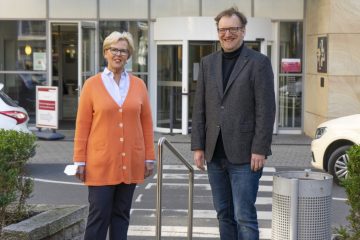 Der Comedian Jens Heinrich Claassen (r.) und die Vorsitzende des Fördervereins Palliativmedizin Raphaelsklinik, Gaby Marbach (l.) während der Spendenübergabe. (Foto: Bührke/Raphaelsklink)