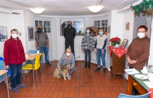 Das Team des Treffpunkts „An der Clemenskirche“ freut sich über die gute Idee von Penelope Kuhn und Rosalie Holste (3. und 2. v.r.)ö (Foto: Alexianer Misericordia)