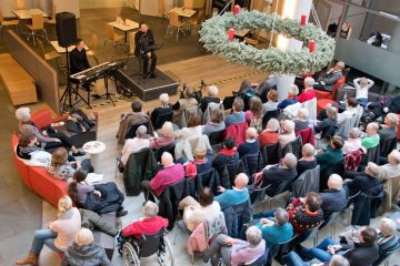 Christoph Tiemann (r.) und Philip Ritter (l.) sorgten im vollbesetzten Foyer der Raphaelsklinik für humorvolle, vorweihnachtliche Unterhaltung. (Foto: Raphaelsklinik)