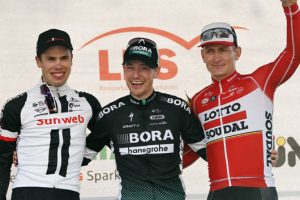 Sam Bennett (Mitte), hier mit Phil Bauhaus (li.) und Andre Geipel siegt beim diesjährigen Münsterland Giro. (Foto: Pressefoto / Münsterland Giro)