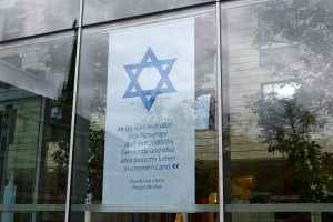 Solidarität mit den jüdischen Gemeinden zeigte die Bezirksregierung Münster schon vor dem Vorfall mit diesem Banner in ihrer Glasfassade. (Foto: Bezirksregierung Münster)