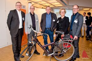 Joachim Brendel, Michael Milde, Ludger Koopmann und Kirsten Kuns (v.l.) berichteten über das Thema "Mit dem Rad zur Arbeit". Dr. André Wolf (re.) moderierte die Veranstaltung. (Foto: Michael Bührke)