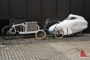 Der Fuhrpark vor der Tür machte deutlich, wie unterschiedlich Fahrradmobilität aussehen kann. (Foto: Michael Bührke) 