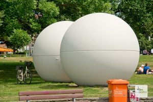 Erst ein Ärgernis, heute ein Wahrzeichen: Die Giant Pool Balls von Claes Oldenburg (1977)
