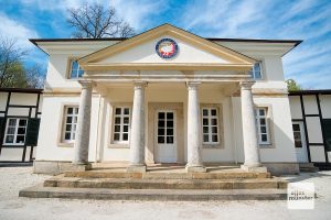 Dieses historische Gebäude auf dem Gelände des Bagno beheimatet heute einen Golfclub (Foto: Michael Bührke)