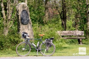 Ein Gedenkstein aus Baumberger Sandstein mit einem Porträt der Annette. (Foto: Michael Bührke)