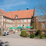 Burg Hülshoff, das beeindruckende Elternhaus von Annette. Hier gibt es unter anderem ein Museum, ein Café und eine Ladestation für E-Bikes. (Foto: Michael Bührke)