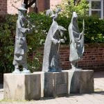 Diese Skulptur von Rudolf Breilmann zeigt Fiedler Knauf, Heidemann und Spinnlenor aus Annettes „Der Knabe im Moor“. (Foto: Michael Bührke)