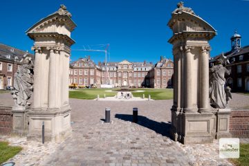 Um zum Schloss zu gelangen, muss man mehrere Tore durchfahren. (Foto: Michael Bührke)