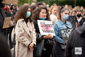 2000 Menschen protestierten gegen Rassismus und Fremdenfeindlichkeit. (Foto: Michael Bührke)