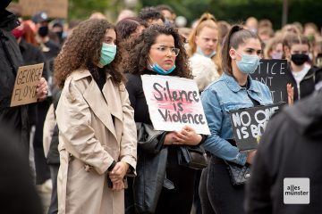 2000 Menschen protestierten gegen Rassismus und Fremdenfeindlichkeit.