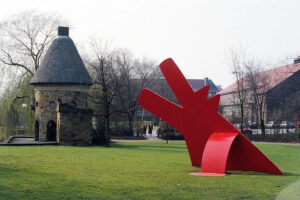 Der "Red Dog for Landois" von Keith Haring bellte das Gebäude der West LB an. Im Hintergrund die Reste des Eulenturms. (Foto: LWL / Rudolf Wakonigg)