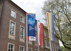 Flagge zeigen für Vielfalt - Anlässlich des Internationalen Tages gegen Homo-, Bi-, Inter- und Transphobie" (17.5.) sowie des "Deutschen Diversity-Tages" (18.5.) hisst der LWL eine Regenbogenflagge vor seinem Haupthaus in Münster. (Foto: LWL/Forbrig)