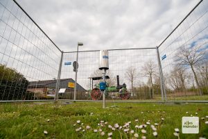 Ein Bauzaun umgibt den Regenmesser (Foto: Michael Bührke)