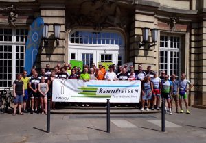 Erschöpft, aber glücklich: Die 35 Teilnehmerinnen und Teilnehmer der Rennfietsen Tour 2019 am Schloss in Münster. (Foto: roterkeil.net)